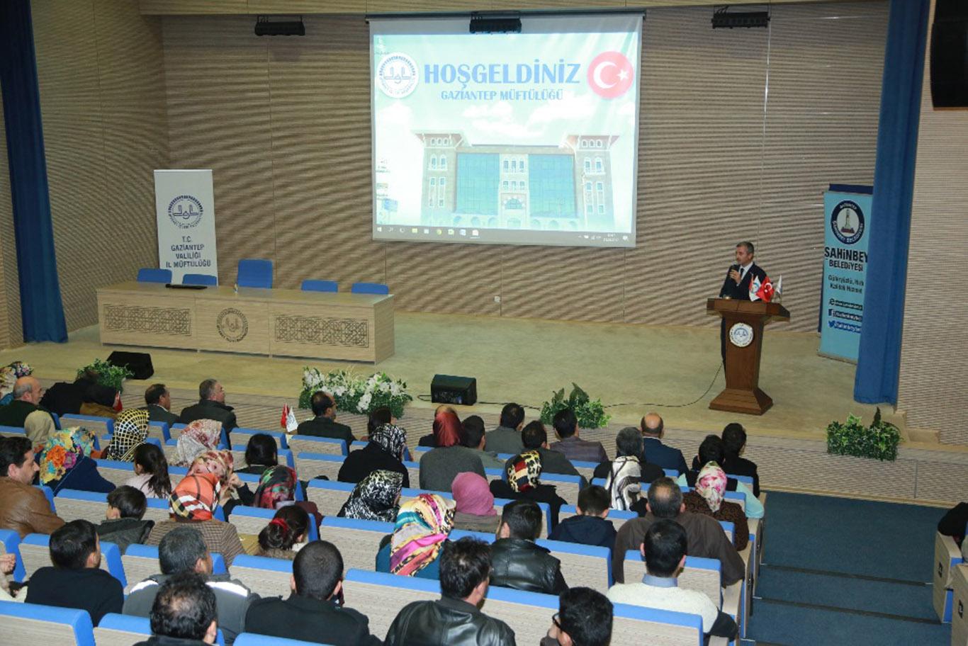 Siyer Sınavı'nda dereceye giren öğrencilere umre semineri verildi Siyer Sınavı'nda dereceye giren öğrencilere umre semineri verildi